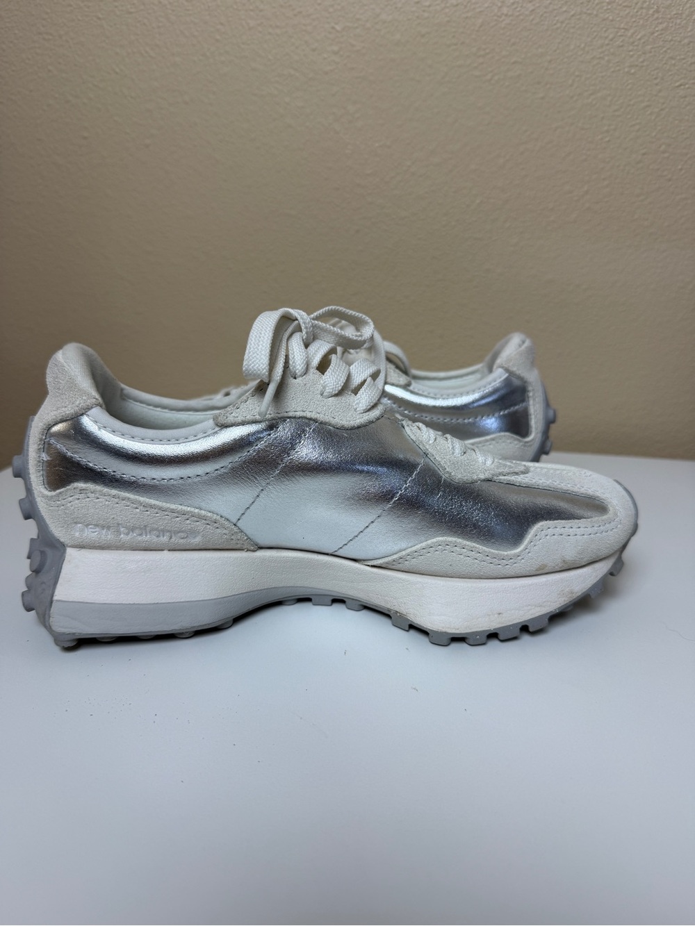 New Balance Women’s 327 Metallic Silver White Size 7 - Picture 4 of 9